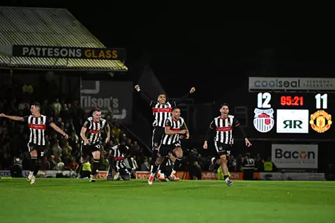 "البَحّارة" يغرقون الشياطين أمام نهر هامبر.. قصة جريمبسي تاون الذي أقصى يونايتد من كأس كاراباو